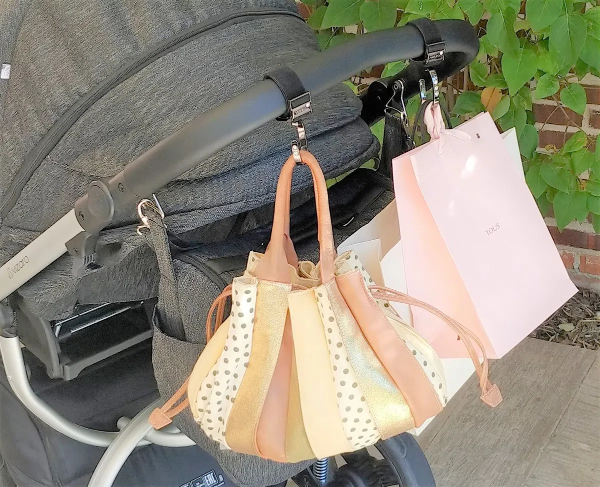 Ganchos Carro Bebé Luxe Titanium by Vizaro - 2 uds - Para Colgar Bolsas, Mochilas, etc - Alta Resistencia Hasta 15kg Peso y Giro 360º - Incluye Correa de Repuesto - Regalo Original Recién Nacido