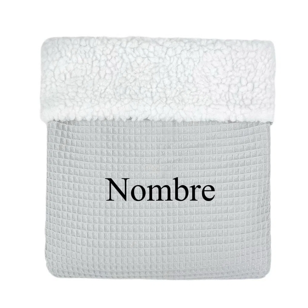 Manta con Nombre de bebé.Regalo bebé Personalizado con Nombre Bordado.Manta de Borreguito .Carrito Bebe o Capazo (Gris)