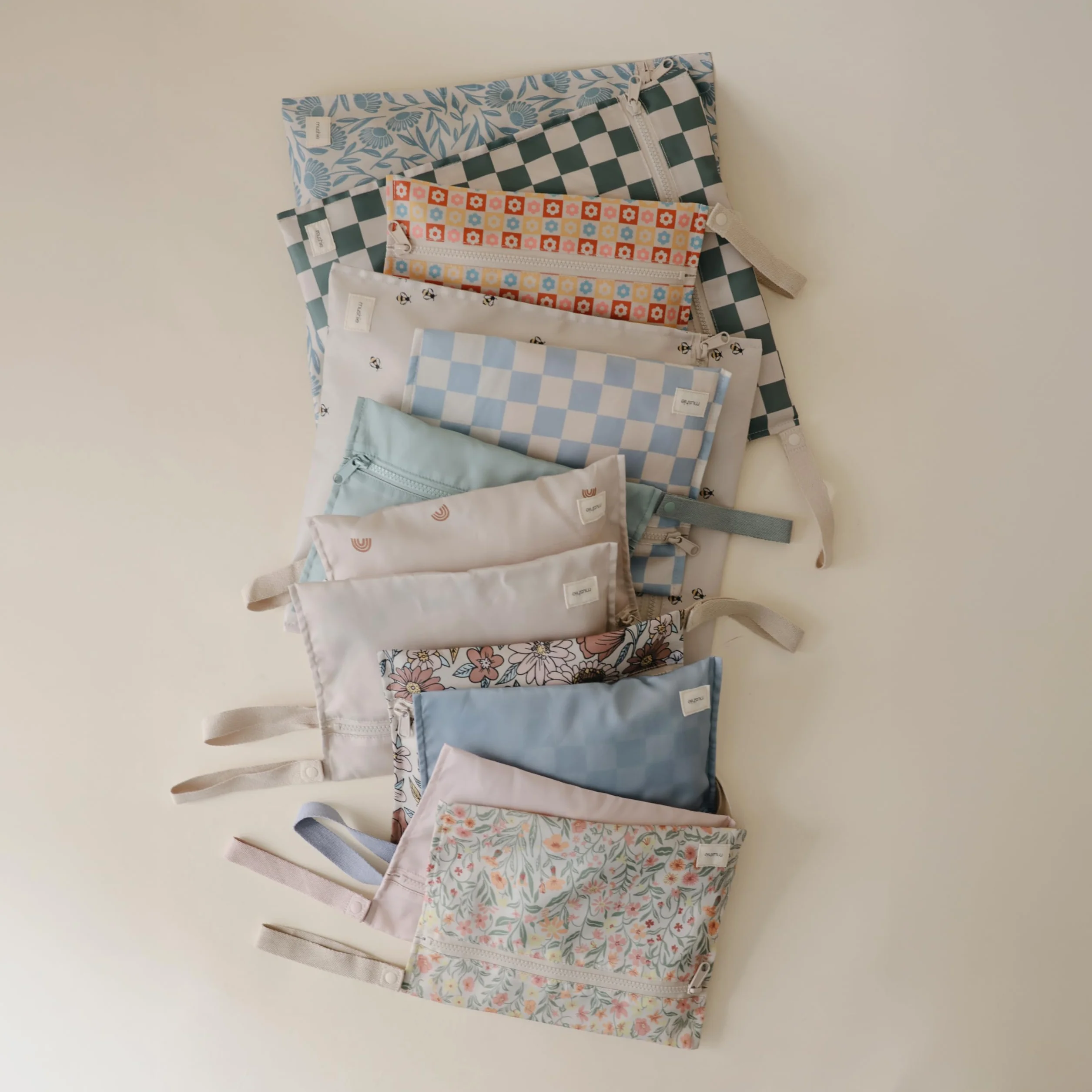 mushie Wet Bag Resistente al Agua 2 Unidades, Bolsas Impermeables para Ropa y Juguetes, Cierre con Botón, Dos Tamaños (Grande y Pequeño), Poliéster Fácil de Lavar, Ideal para Salir (Blush)