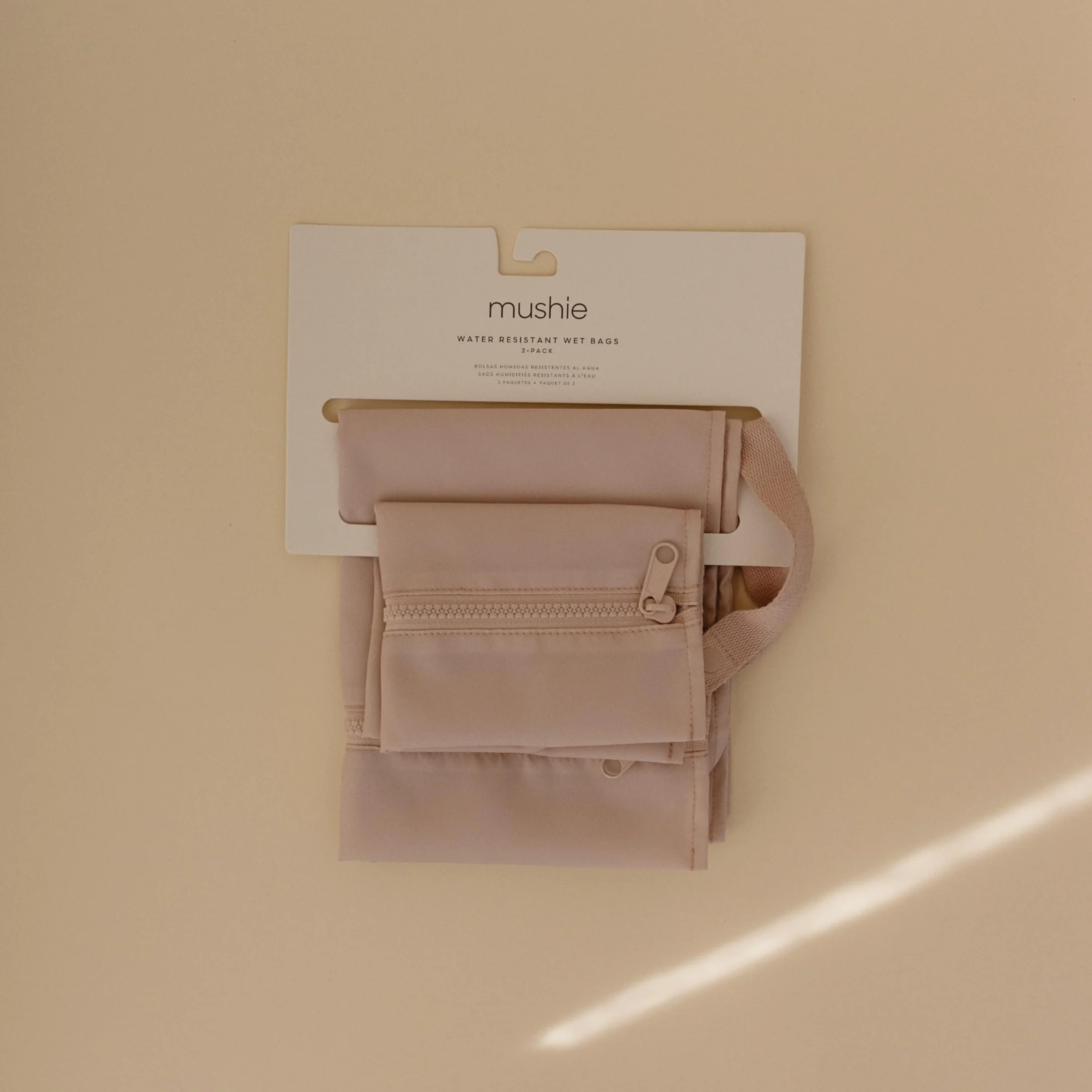 mushie Wet Bag Resistente al Agua 2 Unidades, Bolsas Impermeables para Ropa y Juguetes, Cierre con Botón, Dos Tamaños (Grande y Pequeño), Poliéster Fácil de Lavar, Ideal para Salir (Blush)