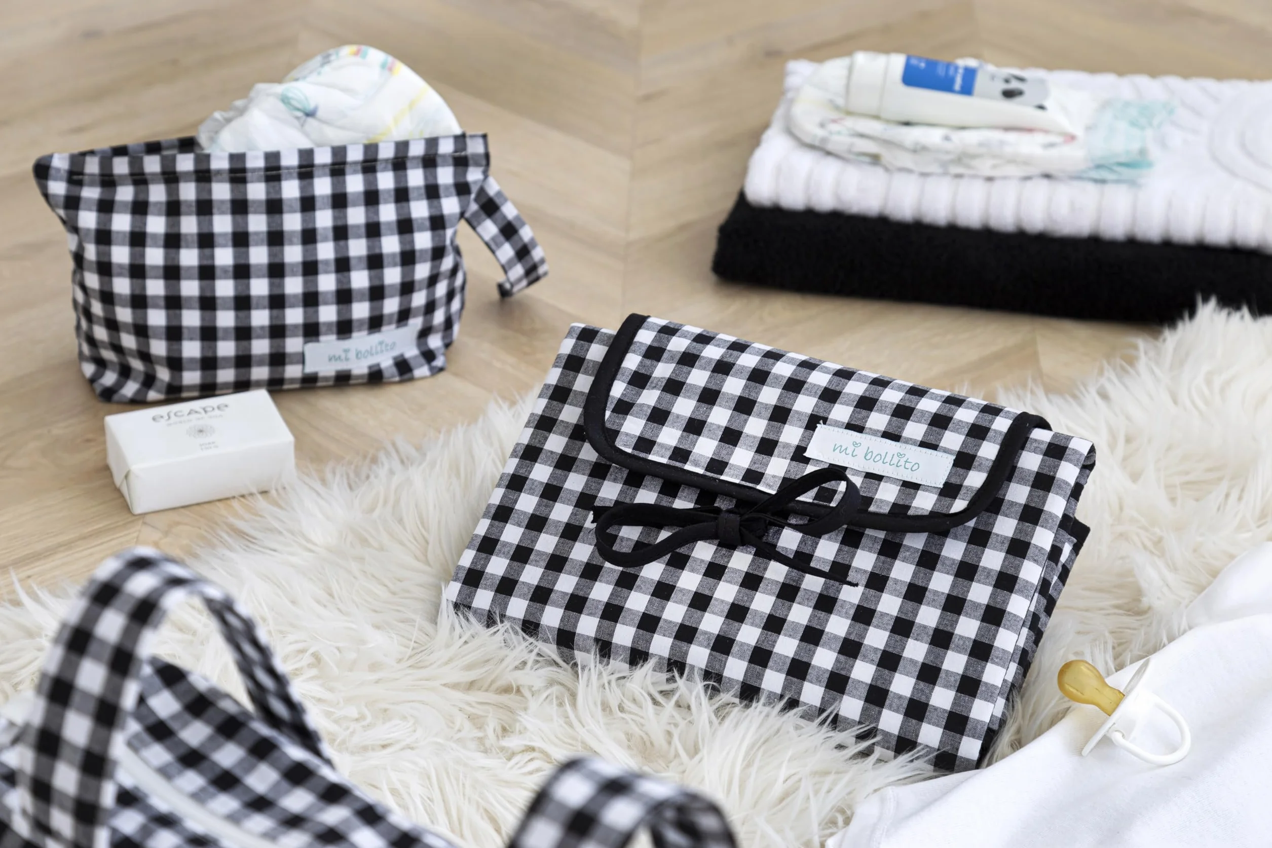 Cambiador de bebé portátil, plegable e impermeable. Tejido vichy. Fácil de guardar en el bolso maternal. Ideal para regalo de recién nacido. (Negro)