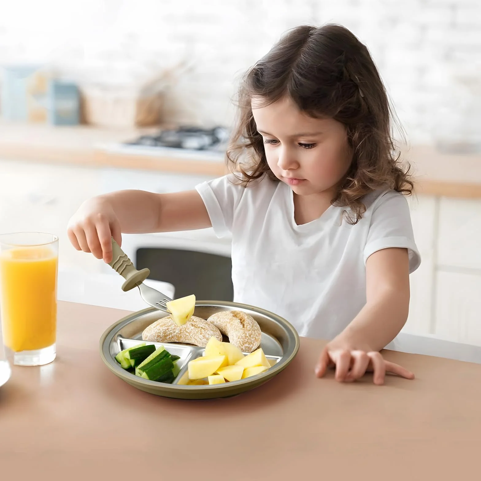 PandaEar Set de 2 Platos de Acero Inoxidable con Ventosa para Bebé y Set de 2 Cucharas y Tenedores, Utensilios para Bebé, Platos Divididos para Alimentación Autónoma, Sin BPA (Beige/Nogal)