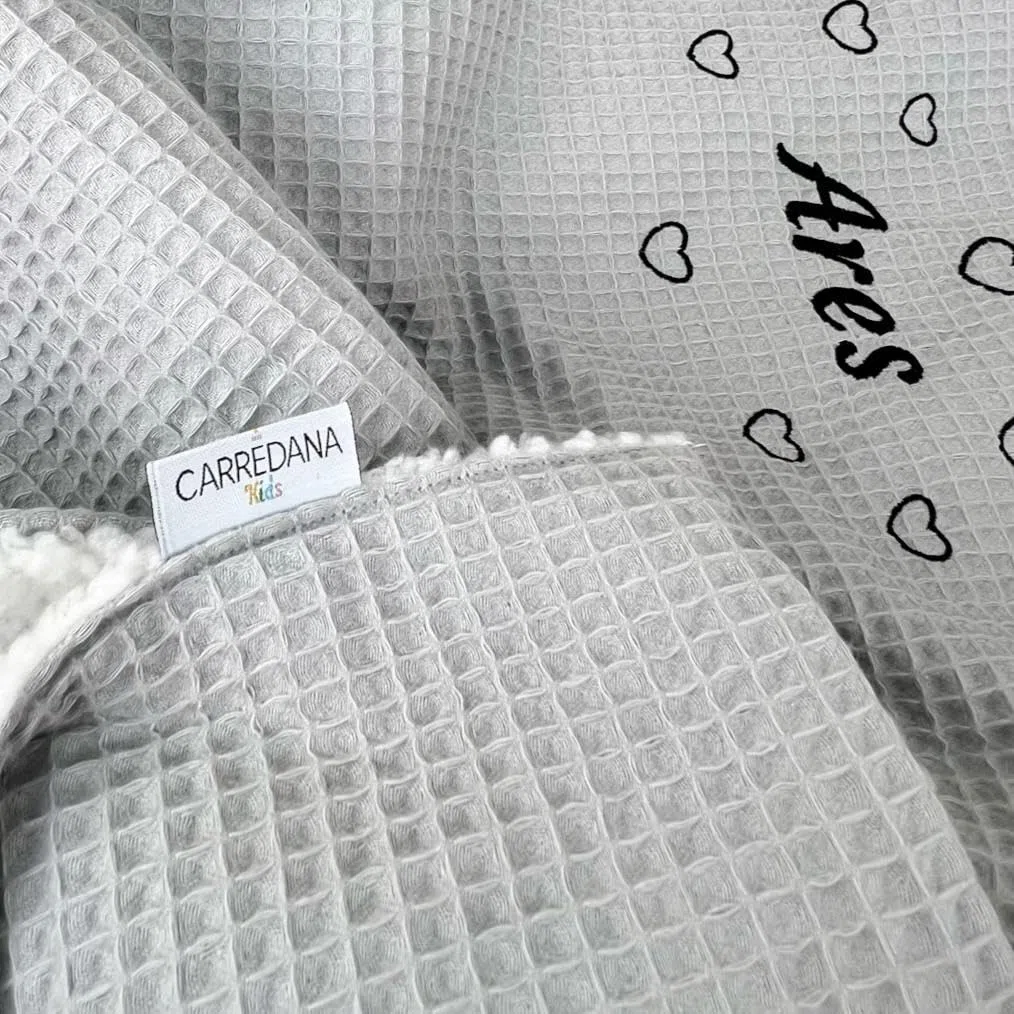 Manta con Nombre de bebé.Regalo bebé Personalizado con Nombre Bordado.Manta de Borreguito .Carrito Bebe o Capazo (Gris)