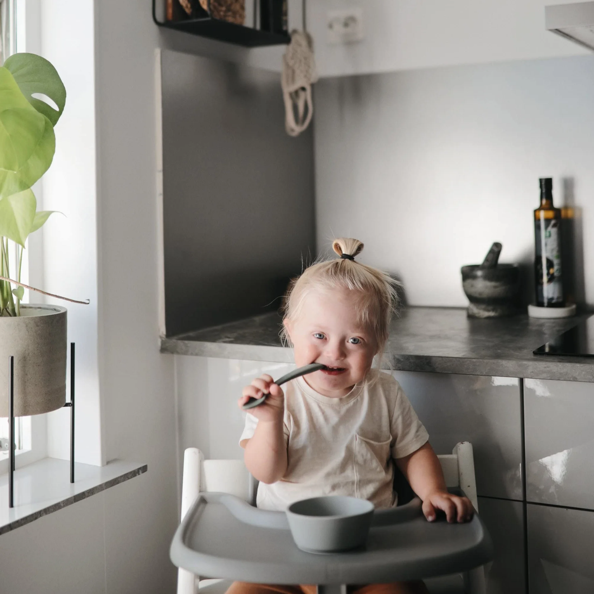 mushie Tazón de Silicona para Niños | con Ventosa Antideslizante | Accesorios de Aprendizaje para Bebés y Niños Pequeños | Sin BPA | Resistente al Lavavajillas y al Microondas | Ivory