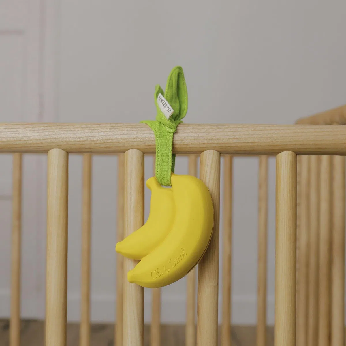 Oli & Carol - Portachupetes de caucho natural - Regalo para padres y bebés - Ana Banana