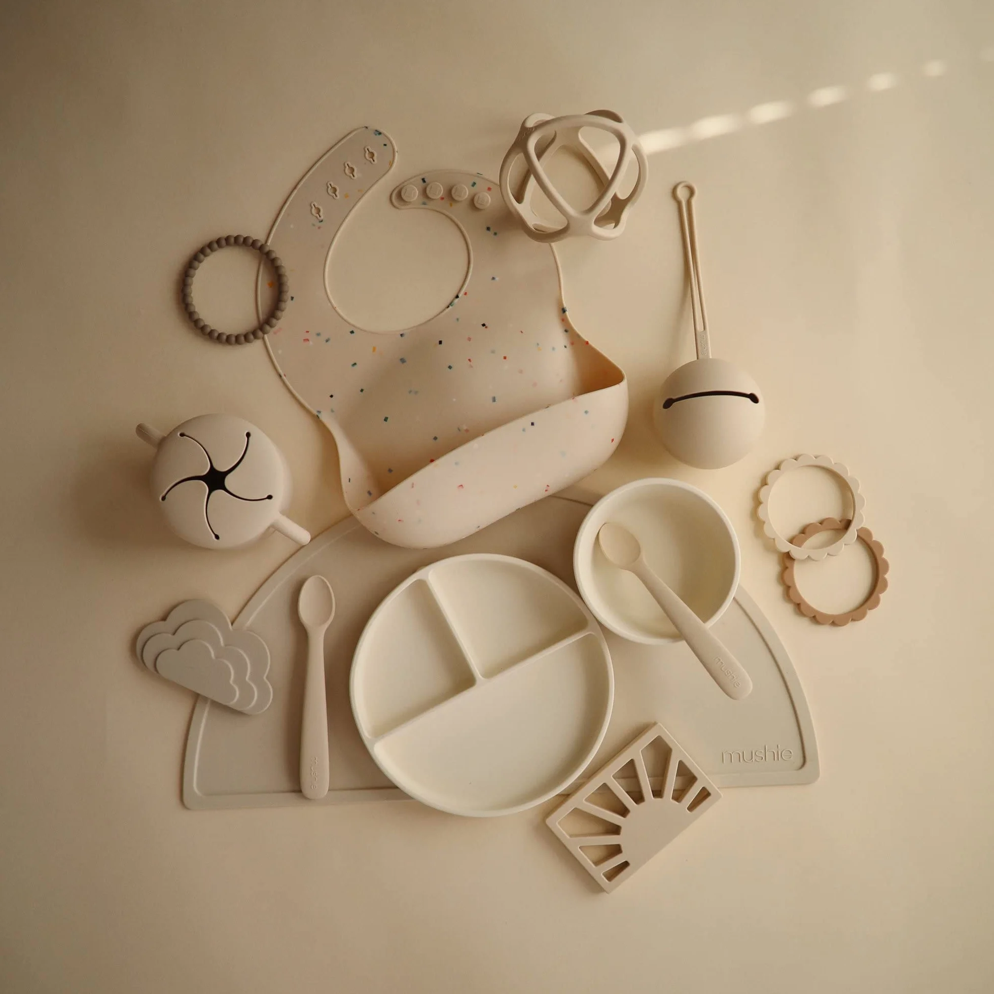 mushie Tazón de Silicona para Niños | con Ventosa Antideslizante | Accesorios de Aprendizaje para Bebés y Niños Pequeños | Sin BPA | Resistente al Lavavajillas y al Microondas | Ivory