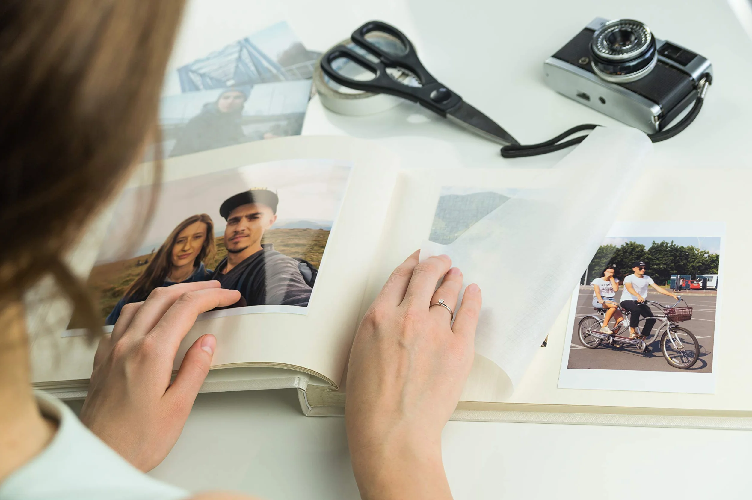 Álbum de fotos 31x31 80 páginas en cartulina intercaladas con pergamino para proteger las fotos cubierta de papel impreso con acabado plastificado mate, corazones