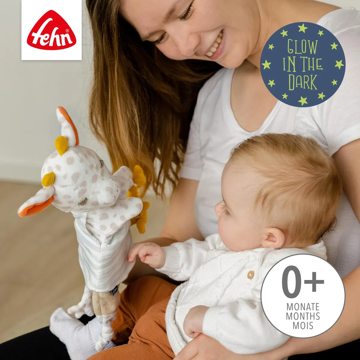 Fehn 053098 - Marioneta de tela, jirafa de peluche con bordado que brilla en la oscuridad, para bebés a partir de 0 meses, tamaño: 30 cm