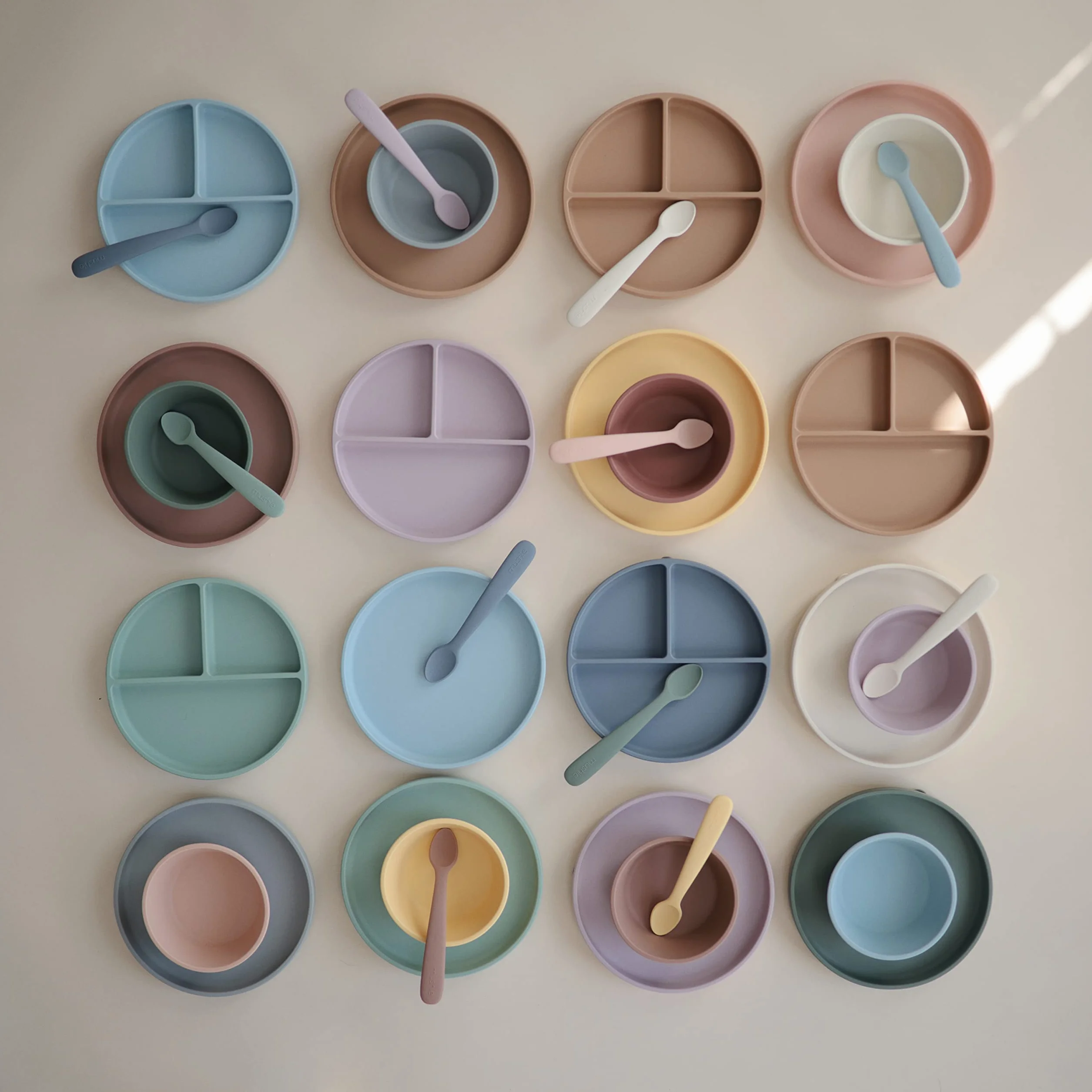 mushie Tazón de Silicona para Niños | con Ventosa Antideslizante | Accesorios de Aprendizaje para Bebés y Niños Pequeños | Sin BPA | Resistente al Lavavajillas y al Microondas | Ivory
