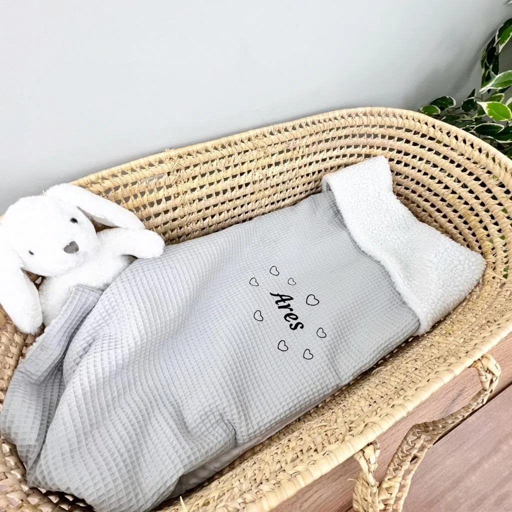 Manta con Nombre de bebé.Regalo bebé Personalizado con Nombre Bordado.Manta de Borreguito .Carrito Bebe o Capazo (Gris)
