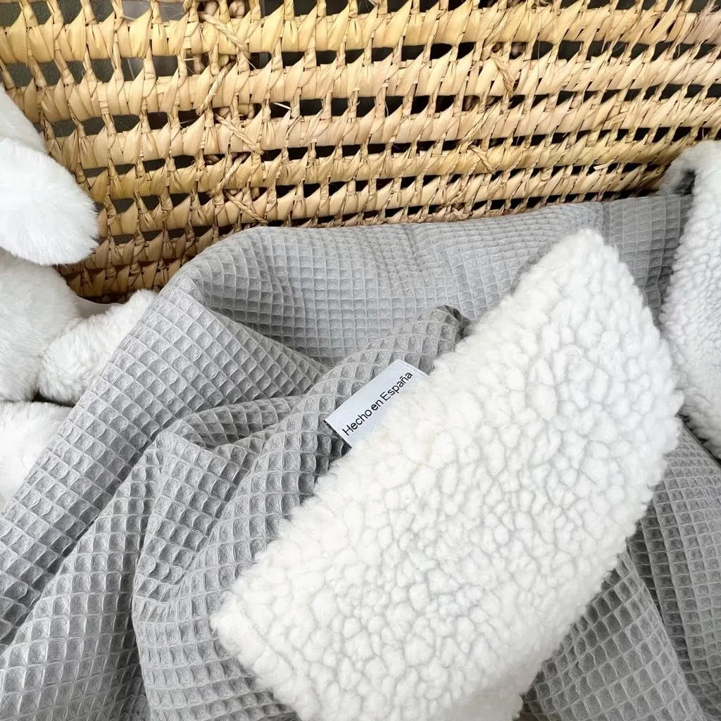 Manta con Nombre de bebé.Regalo bebé Personalizado con Nombre Bordado.Manta de Borreguito .Carrito Bebe o Capazo (Gris)