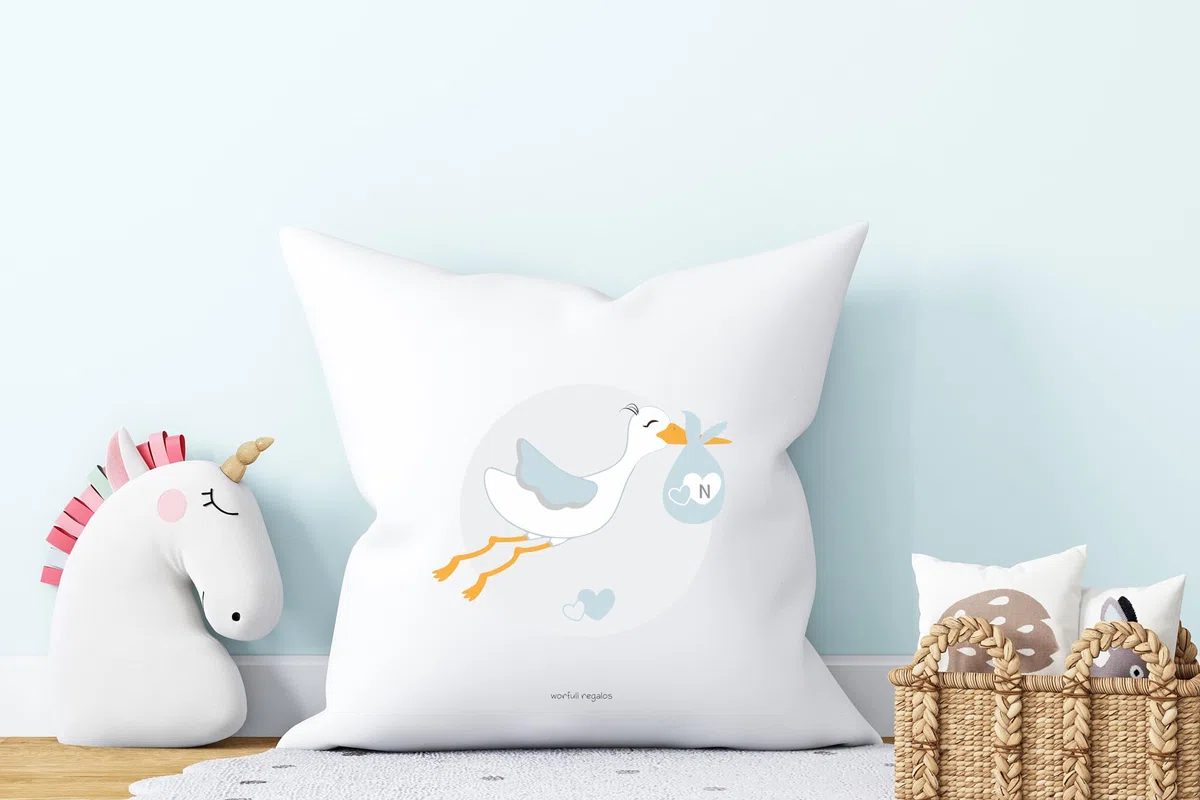 Cojín Personalizado Azul Nacimiento de Bebé con Cigüeña 40x40cm. Personaliza Nombre, Peso, Fecha, Altura, Nombre papás. Disponible para Niño y Niña. Funda Lavable. 100% Polyester