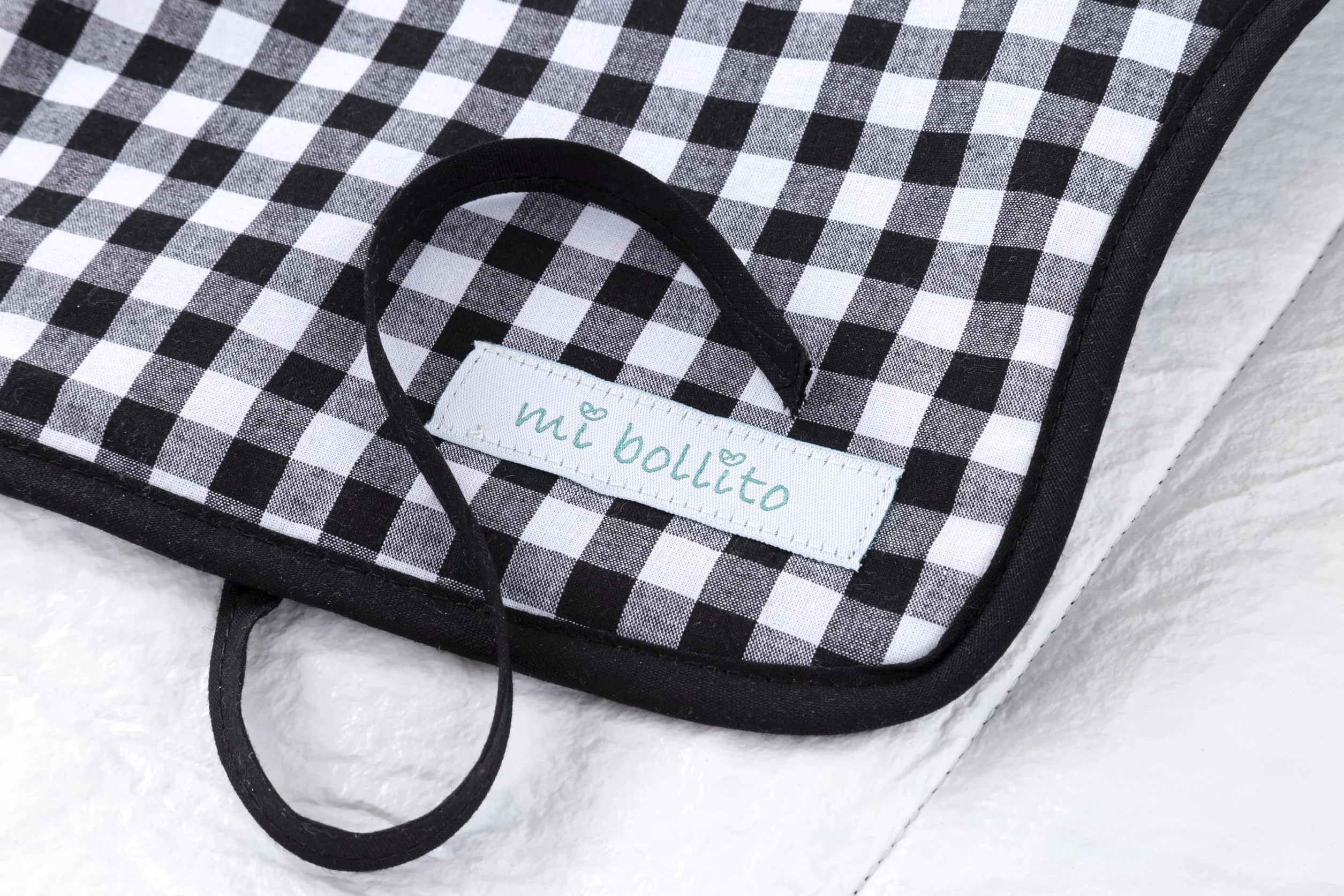 Cambiador de bebé portátil, plegable e impermeable. Tejido vichy. Fácil de guardar en el bolso maternal. Ideal para regalo de recién nacido. (Negro)