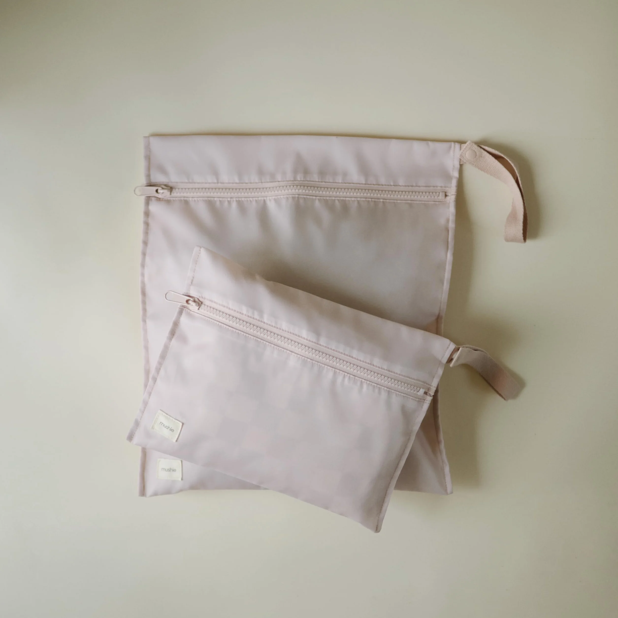 mushie Wet Bag Resistente al Agua 2 Unidades, Bolsas Impermeables para Ropa y Juguetes, Cierre con Botón, Dos Tamaños (Grande y Pequeño), Poliéster Fácil de Lavar, Ideal para Salir (Blush)