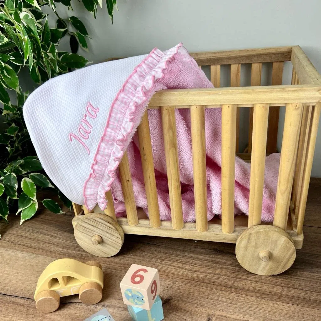 Capa de baño para Bebe 100% Algodon 75x75cm .Toalla de baño con Capucha suabe .Regalo recién Nacido. Multiusos.Personalizado con Nombre Bordado (Personalizado Vichy Rosa)