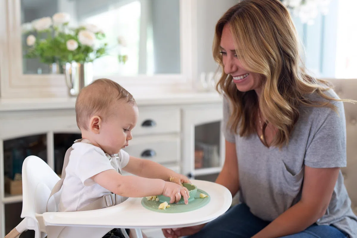 EZPZ Tiny Bowl 4 Meses +. Bowl 100% De Silicona Con Mantel Individual Incorporado Para Primeros Alimentos, Facilita El Baby Led Weaning. Se Adapta A Todas Las Bandejas De Trona, Salvia