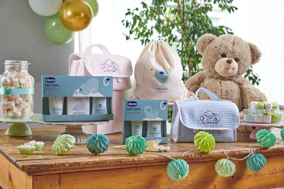 Chicco Set Cosmética Natural Sensation Essential, con Champú y Gel Sin Lágrimas 200 ml y Crema Corporal para niños 150 ml y Agua de Colonia 100 ml, Idea de Regalo Bebé