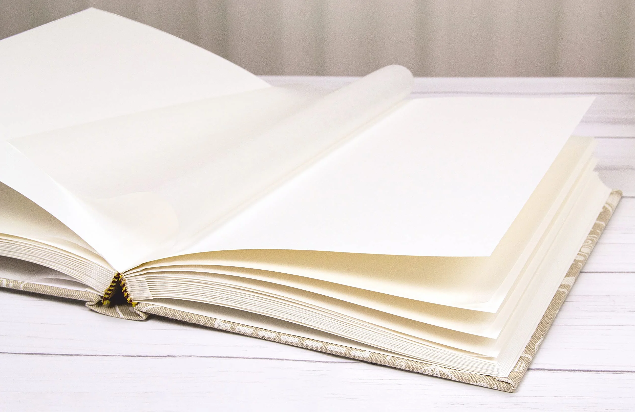 Álbum de fotos 31x31 80 páginas en cartulina intercaladas con pergamino para proteger las fotos cubierta de papel impreso con acabado plastificado mate, corazones