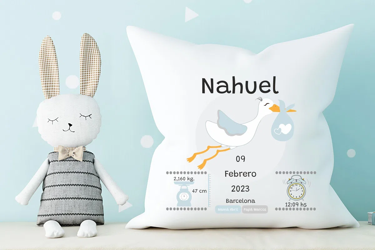 Cojín Personalizado Azul Nacimiento de Bebé con Cigüeña 40x40cm. Personaliza Nombre, Peso, Fecha, Altura, Nombre papás. Disponible para Niño y Niña. Funda Lavable. 100% Polyester